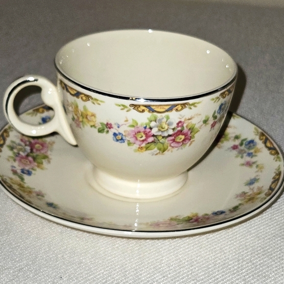 TAYLOR SMITH TAYLOR Circa 1936 Set of 4 Teacup and Saucers - Picture 1 of 8